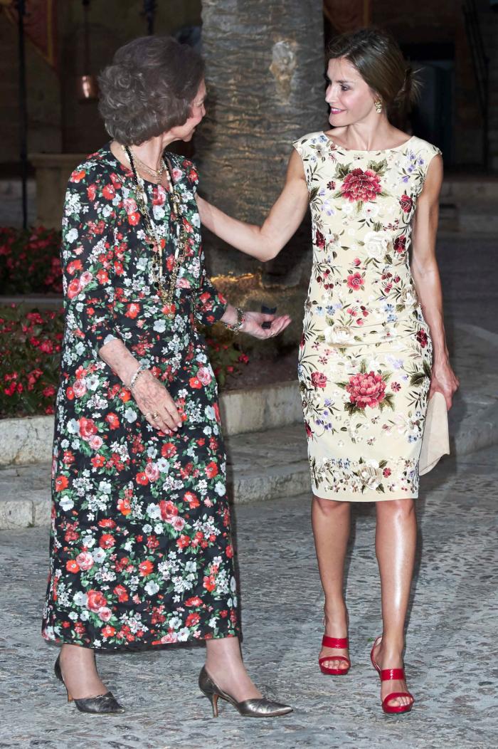 La reina Letizia recicla una falda de hace 13 años