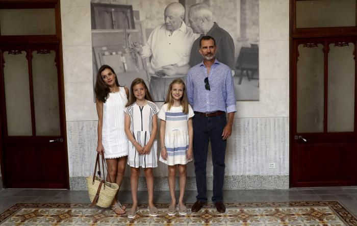 La reina Letizia recicla una falda de hace 13 años