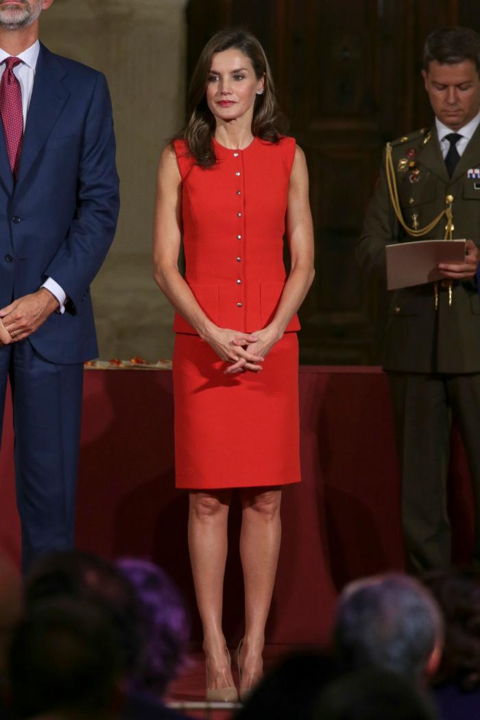 La reina Letizia recicla una falda de hace 13 años