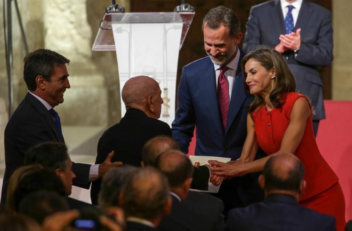 La reina Letizia recicla una falda de hace 13 años