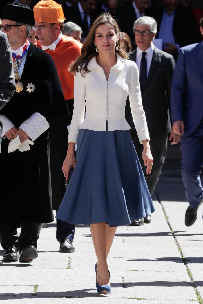 La reina Letizia recicla una falda de hace 13 años