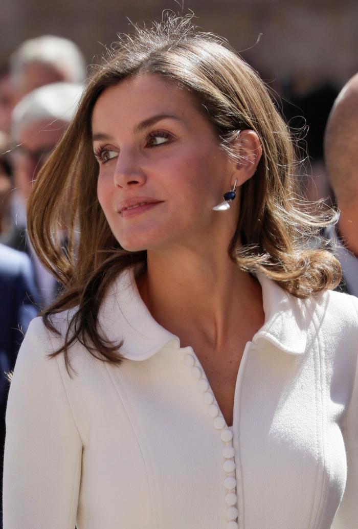 La reina Letizia recicla una falda de hace 13 años
