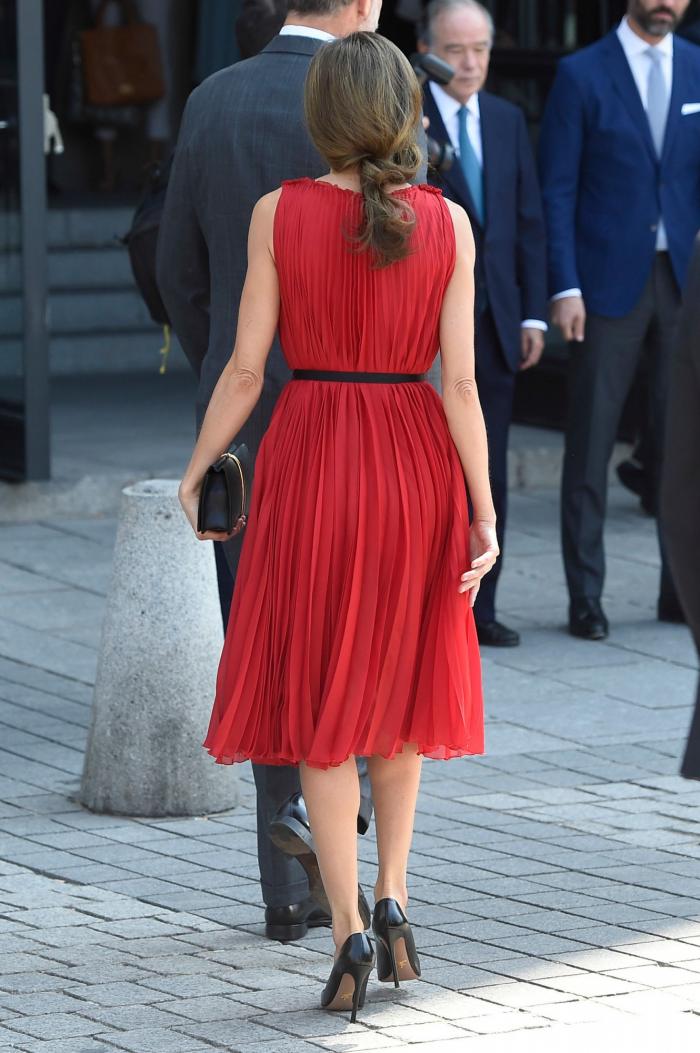 La reina Letizia recicla una falda de hace 13 años