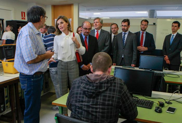 La reina Letizia recicla una falda de hace 13 años