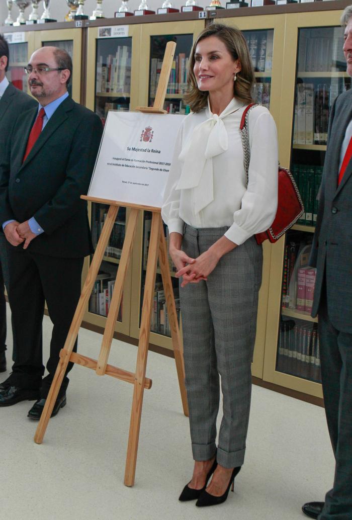 La reina Letizia recicla una falda de hace 13 años