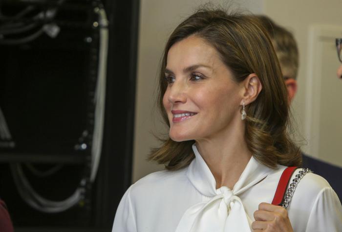 La reina Letizia recicla una falda de hace 13 años