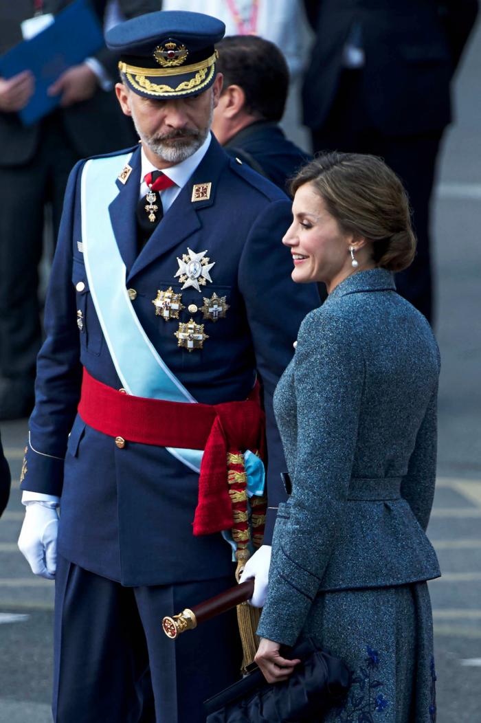 La reina Letizia recicla una falda de hace 13 años