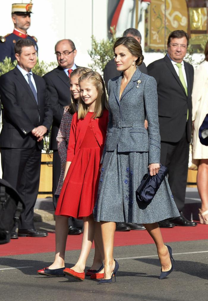 La reina Letizia recicla una falda de hace 13 años
