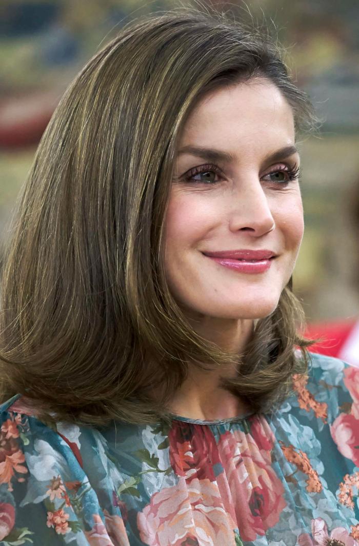 La reina Letizia recicla una falda de hace 13 años
