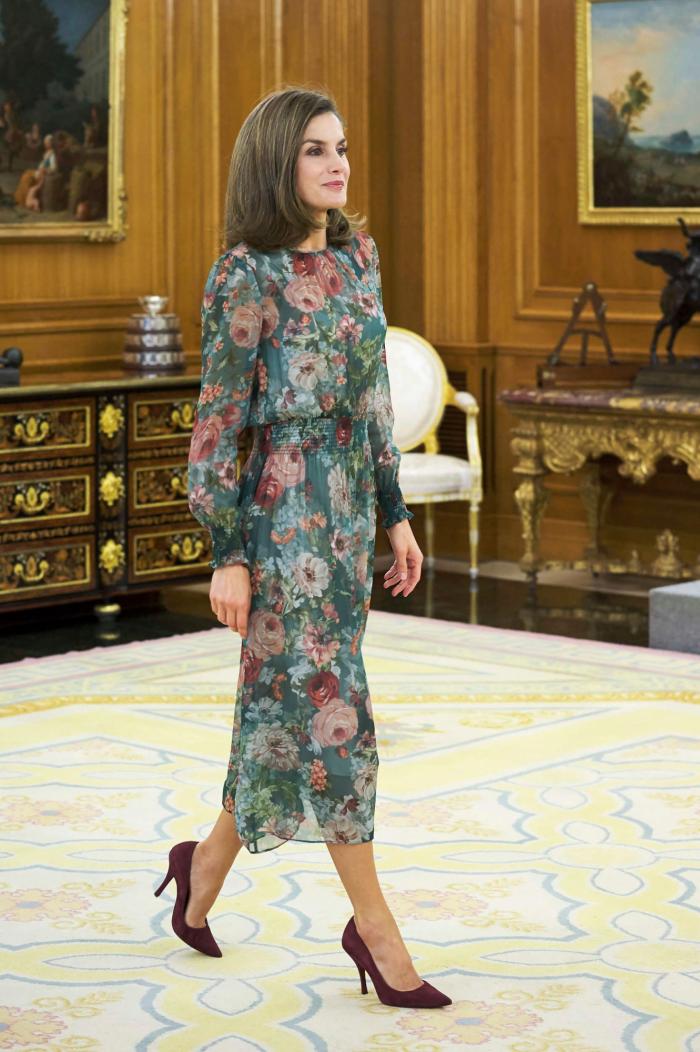 La reina Letizia recicla una falda de hace 13 años