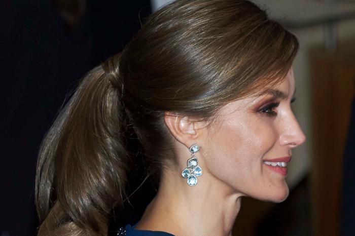 La reina Letizia recicla una falda de hace 13 años