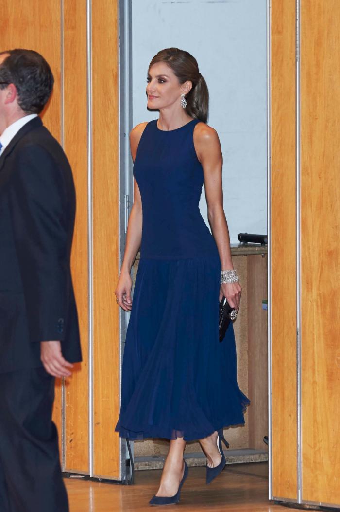 La reina Letizia recicla una falda de hace 13 años