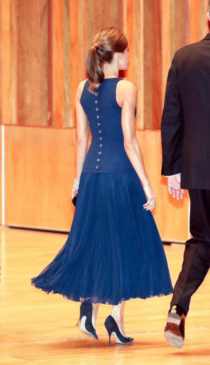 La reina Letizia recicla una falda de hace 13 años