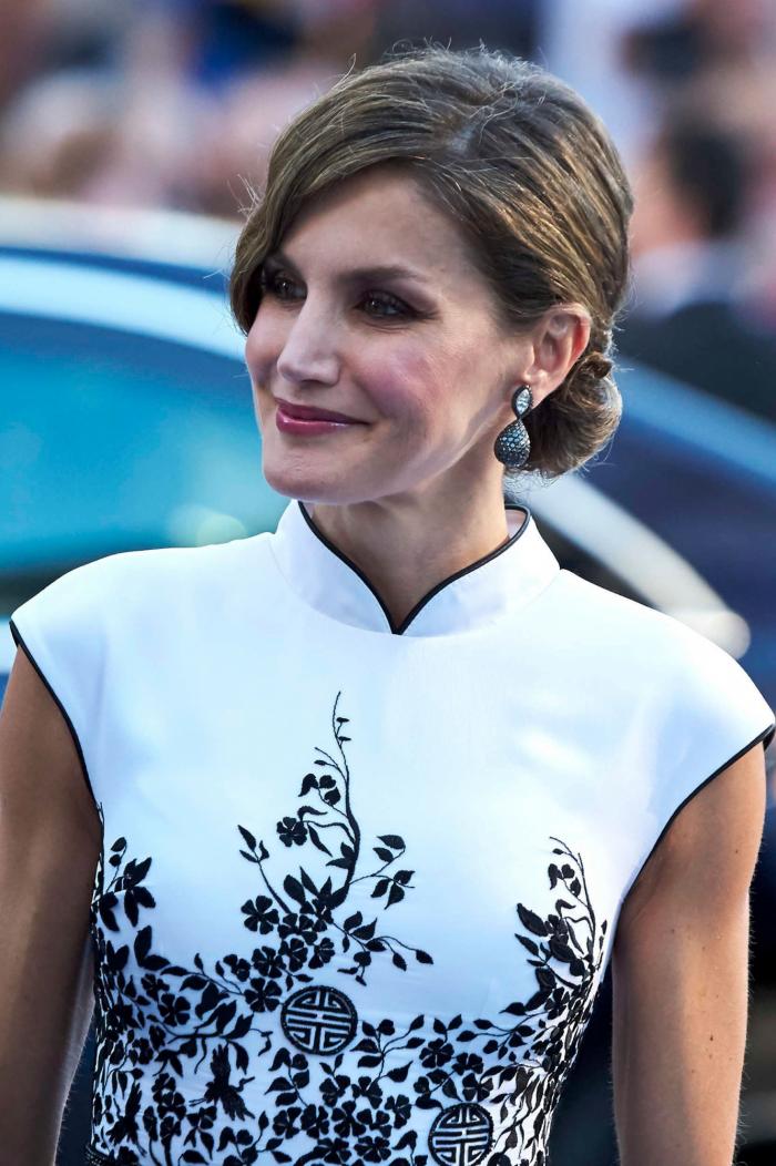 La reina Letizia recicla una falda de hace 13 años