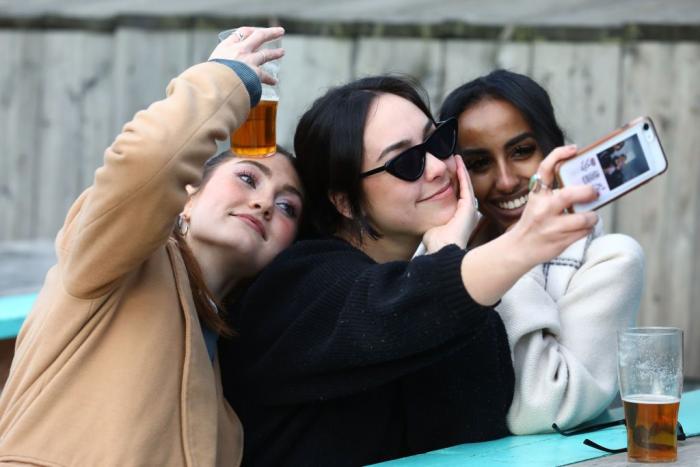 La mascarilla y el certificado covid dejan de ser obligatorios en Reino Unido