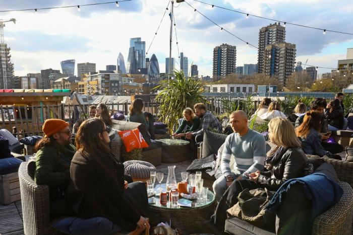 La mascarilla y el certificado covid dejan de ser obligatorios en Reino Unido