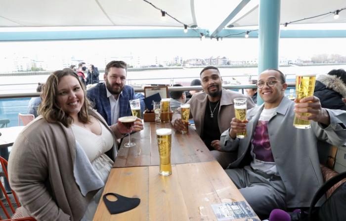 La mascarilla y el certificado covid dejan de ser obligatorios en Reino Unido