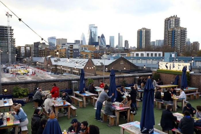 La mascarilla y el certificado covid dejan de ser obligatorios en Reino Unido