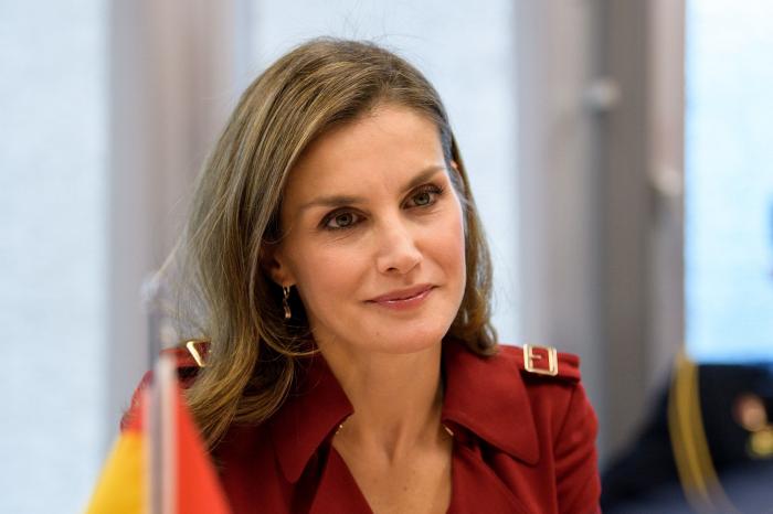 La reina Letizia recicla una falda de hace 13 años