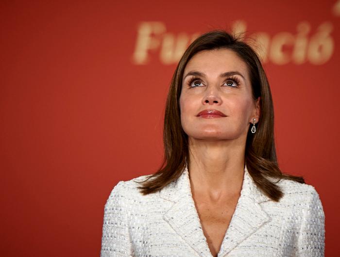 La reina Letizia recicla una falda de hace 13 años