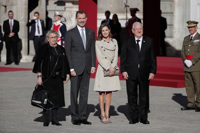 La reina Letizia recicla una falda de hace 13 años