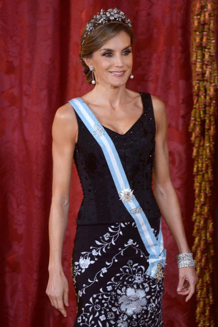 La reina Letizia recicla una falda de hace 13 años