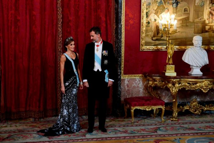 La reina Letizia recicla una falda de hace 13 años