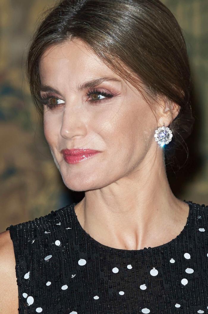 La reina Letizia recicla una falda de hace 13 años