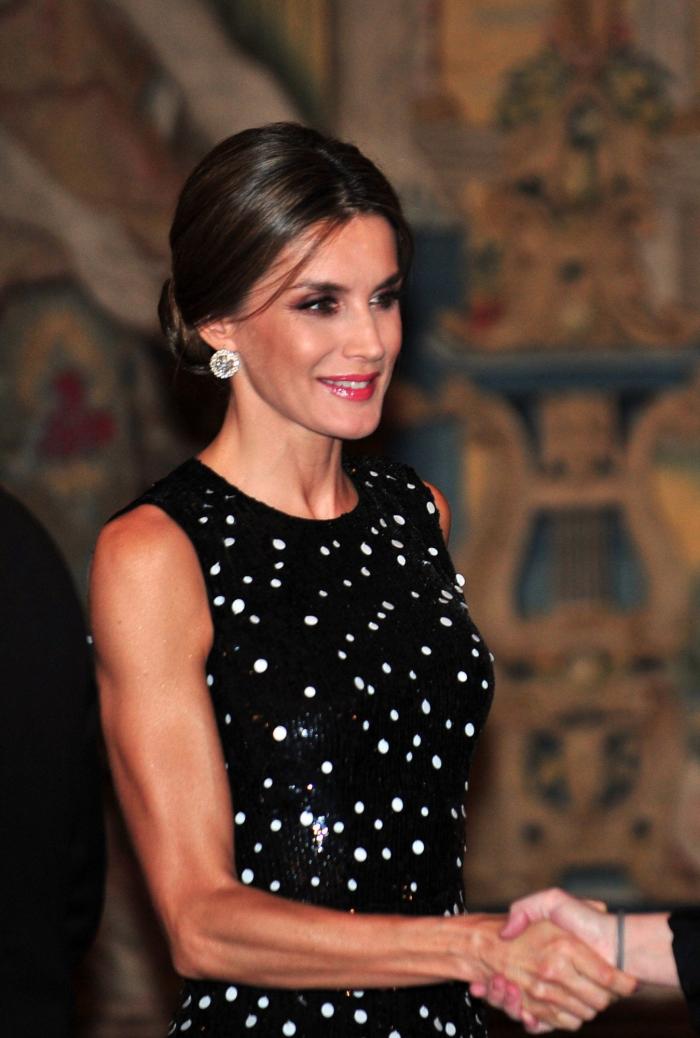 La reina Letizia recicla una falda de hace 13 años