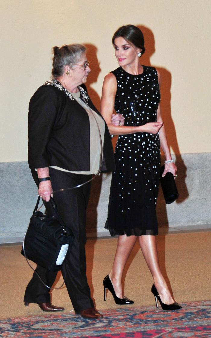 La reina Letizia recicla una falda de hace 13 años