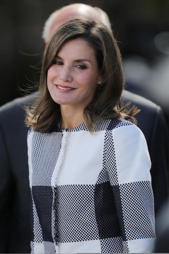 La reina Letizia recicla una falda de hace 13 años