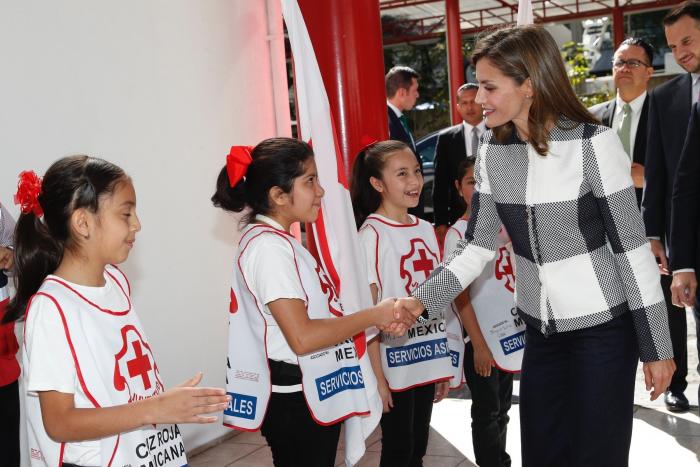 La reina Letizia recicla una falda de hace 13 años