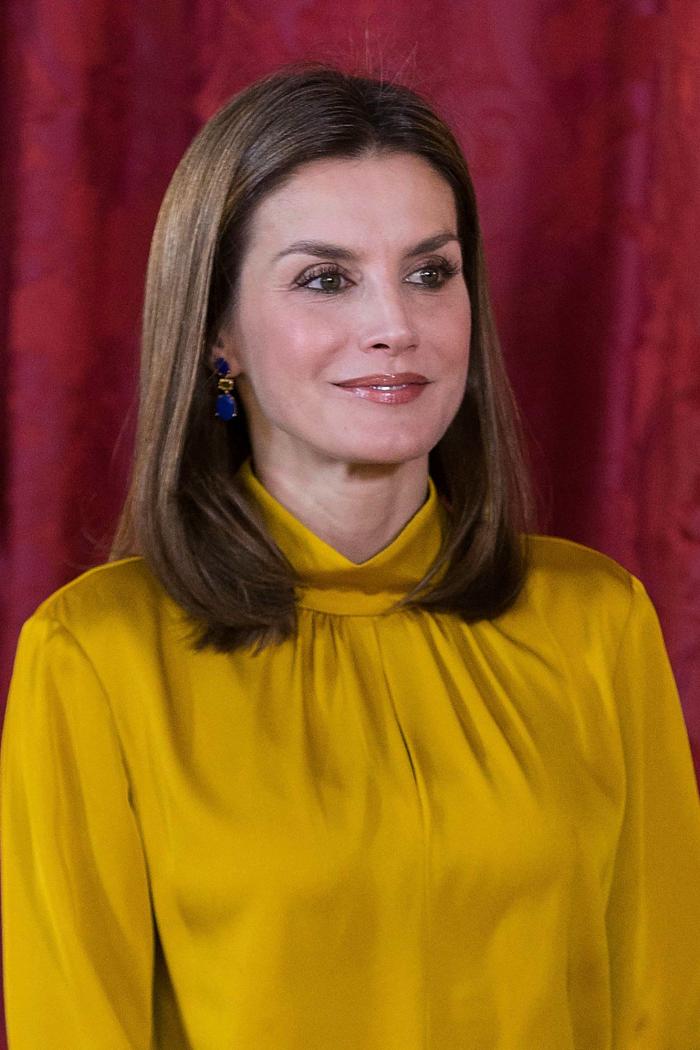 La reina Letizia recicla una falda de hace 13 años