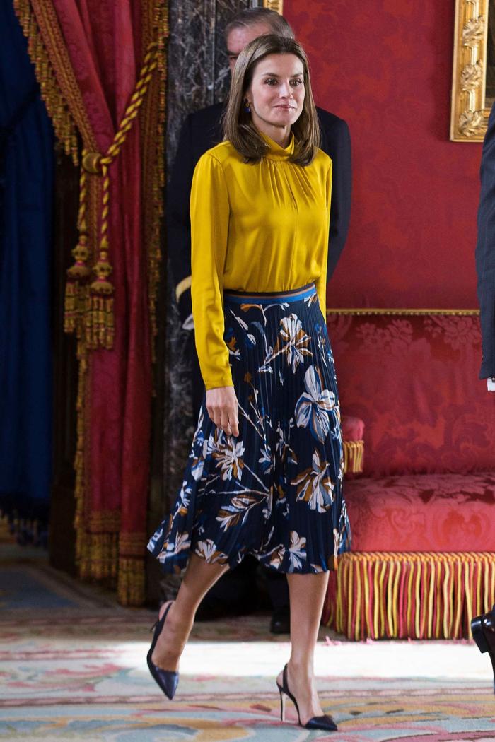 La reina Letizia recicla una falda de hace 13 años