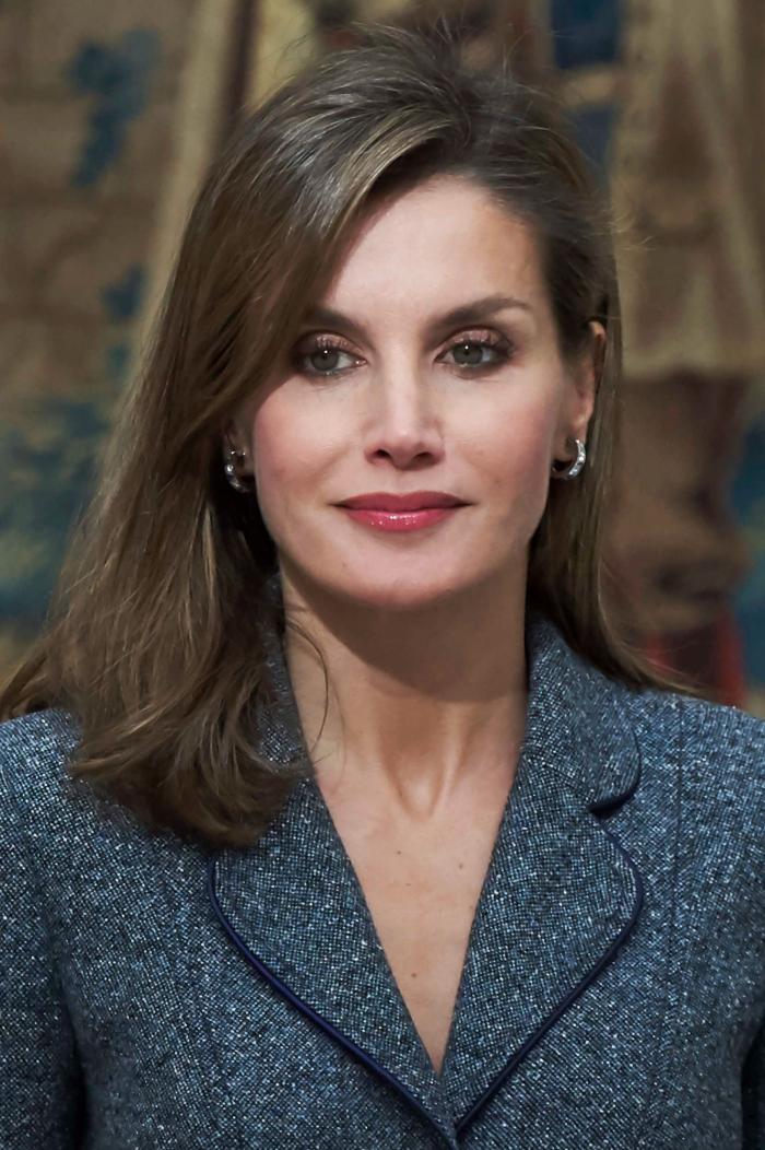 La reina Letizia recicla una falda de hace 13 años