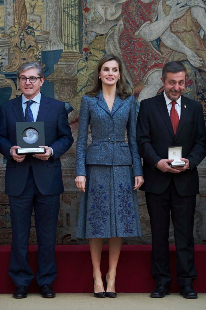 La reina Letizia recicla una falda de hace 13 años