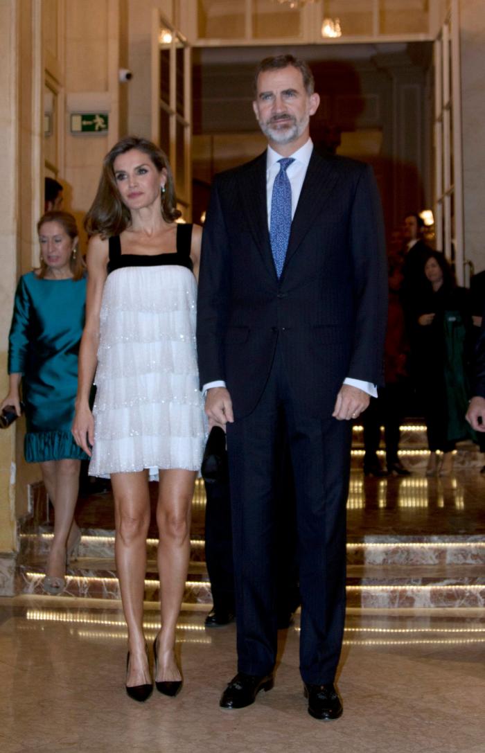 La reina Letizia recicla una falda de hace 13 años