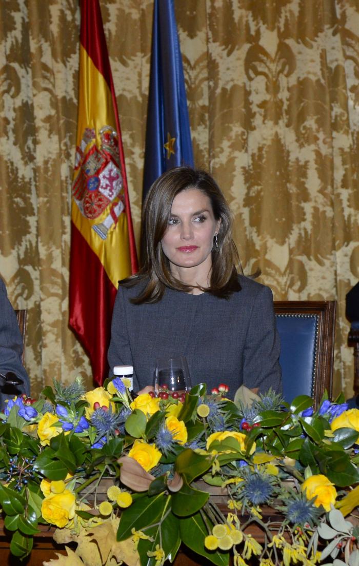 La reina Letizia recicla una falda de hace 13 años