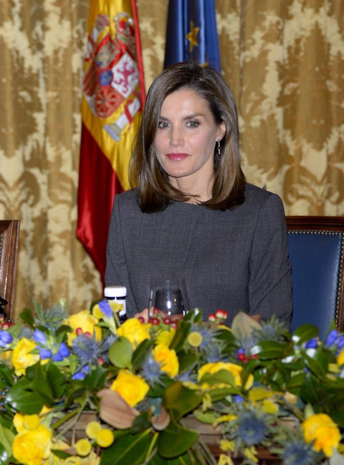 La reina Letizia recicla una falda de hace 13 años
