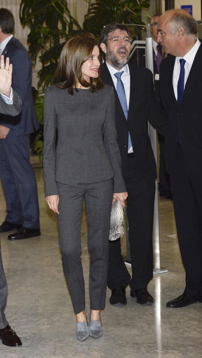 La reina Letizia recicla una falda de hace 13 años