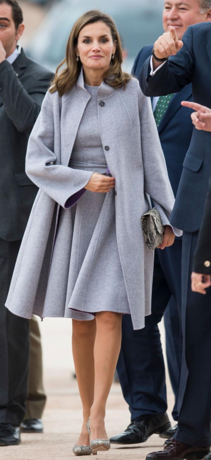 La reina Letizia recicla una falda de hace 13 años