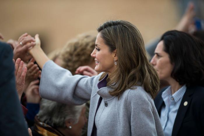 La reina Letizia recicla una falda de hace 13 años