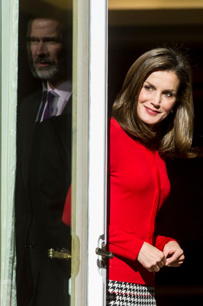 La reina Letizia recicla una falda de hace 13 años