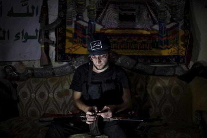 Al Arabiya confunde la foto del fotógrafo secuestrado en Siria con la de un líder de Podemos