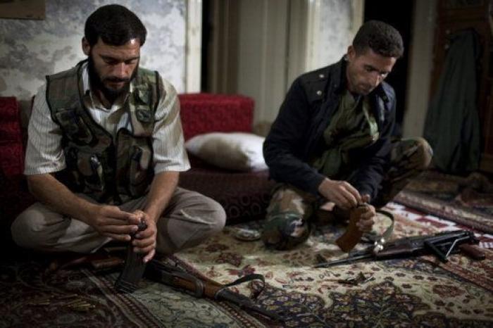 Al Arabiya confunde la foto del fotógrafo secuestrado en Siria con la de un líder de Podemos