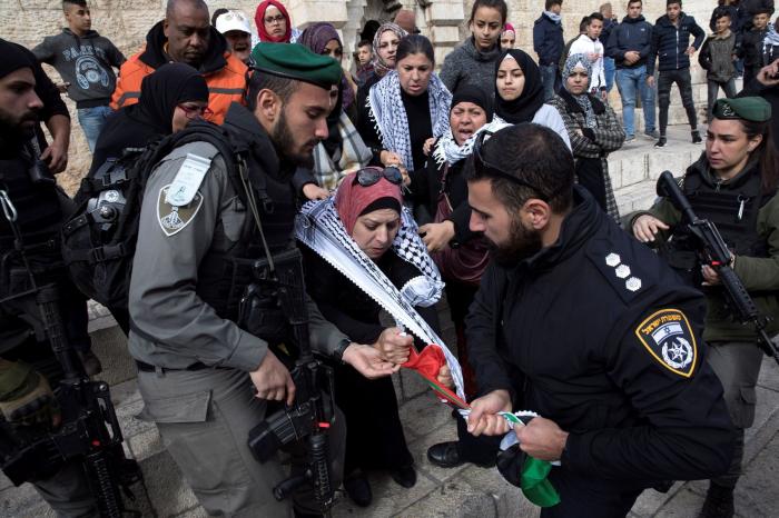 El Ejército israelí arresta a una menor palestina por abofetear a dos soldados