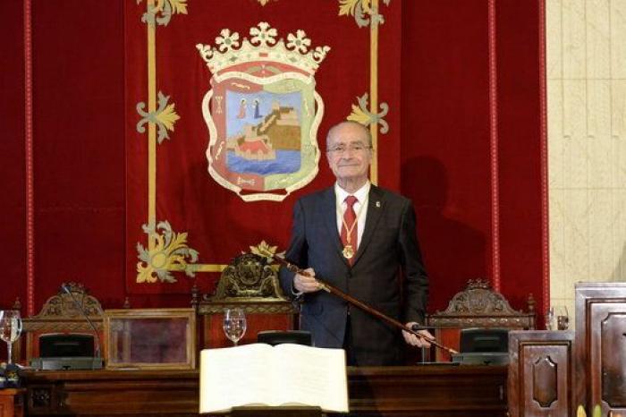 La Policía Local de Málaga multa el coche del alcalde De la Torre y se lo lleva con la grúa