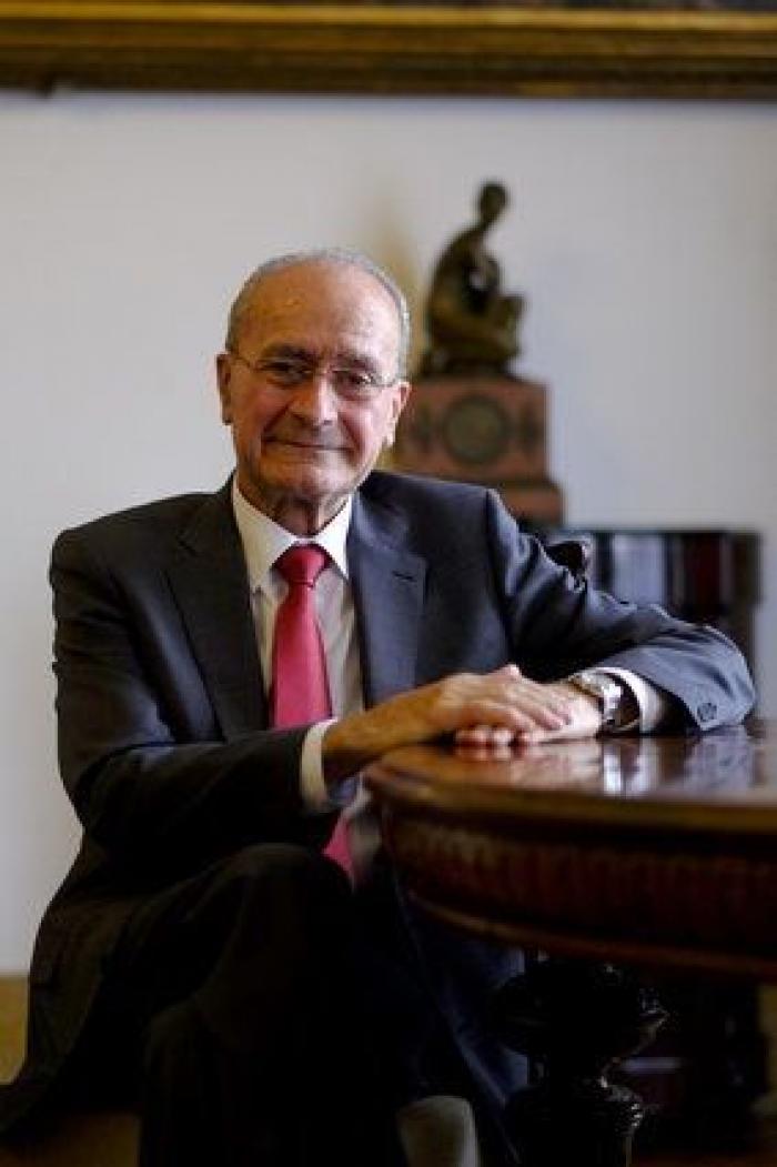 La Policía Local de Málaga multa el coche del alcalde De la Torre y se lo lleva con la grúa