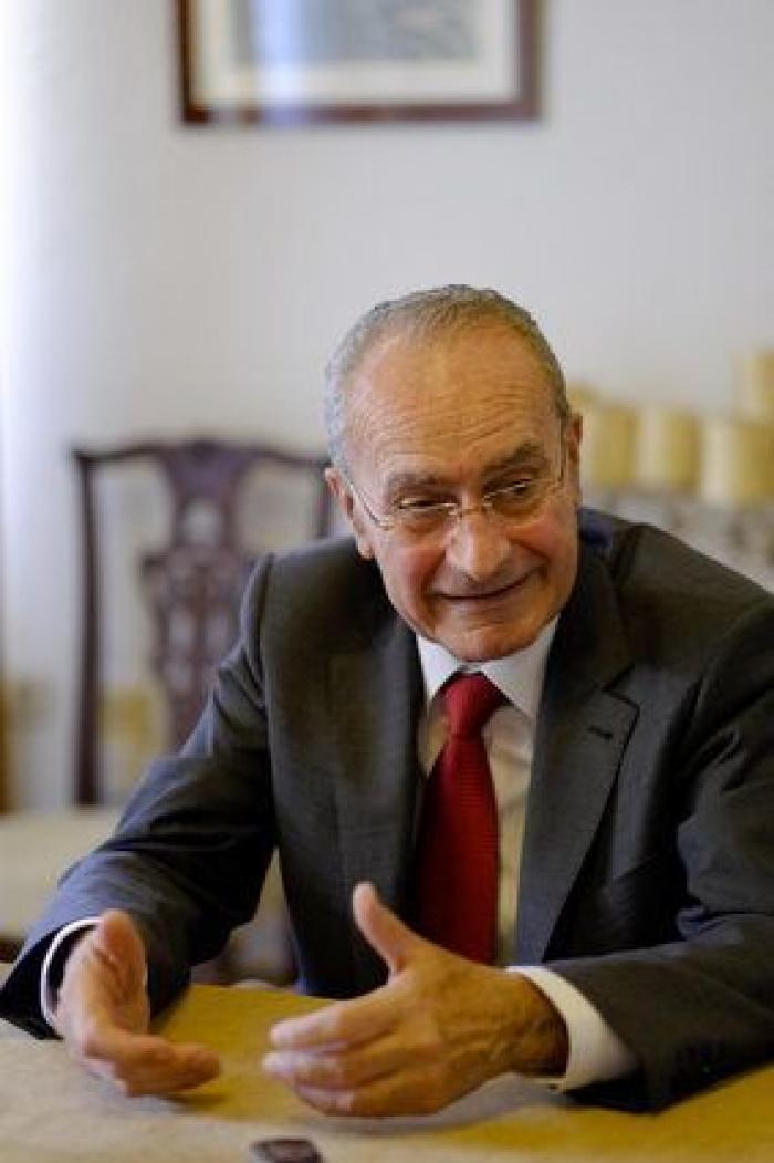 La Policía Local de Málaga multa el coche del alcalde De la Torre y se lo lleva con la grúa