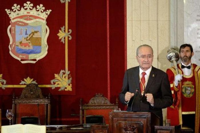 La Policía Local de Málaga multa el coche del alcalde De la Torre y se lo lleva con la grúa